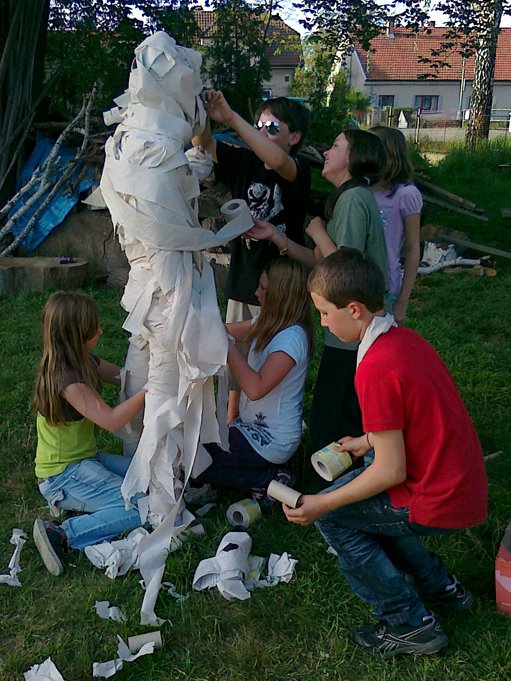 Skautíci - Výroba mumií 11. květen 2011 010
